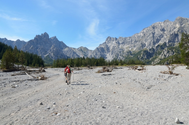 Na tomto kusu otevřené krajiny slunce docela pálí. Uprostřed fotky se vedle Palfelhornů vynořil Alpelhorn (2254 m), většina hřebene v pozadí je zároveň německo-rakouskou hranicí.