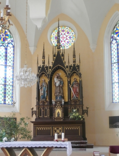 V interiéru kostela