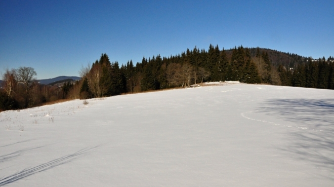 Vlevo vzadu Žlíbský vrch, vpravo Žlebský vrch.