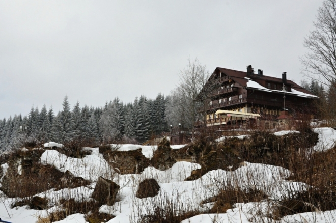 Mohutný hotel Alpská vyhlídka nabízí skvělé výhledy. Někde mám ještě zahrabaný diák z počátku devadesátých let minulého století, kdy zde stála ruina s propadlou střechou, hrozící zřícením. Nakoukli jsme jsme tenkrát dovnitř jestli by se v ní nedalo přespat a rychle jsme vycouvali.