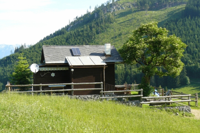 Na cestě po louce (Ochsenwald Alm) leží další pěkná chaloupka.