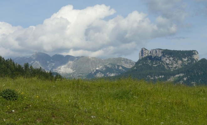 Odhalují se nám první výhledy: vlevo masiv Warschenecku a vpravo stolová hora Stubwieswipfel