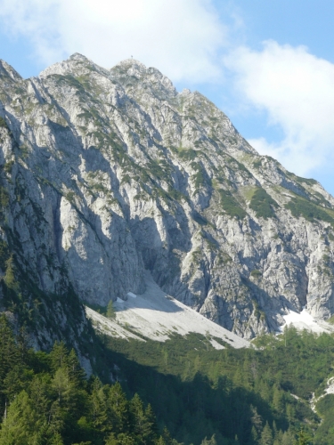 Strmě spadající severní stěna Bosrucku. Masivní kříž na vrcholu je vidět již zezdola (dokonce i z dálnice).