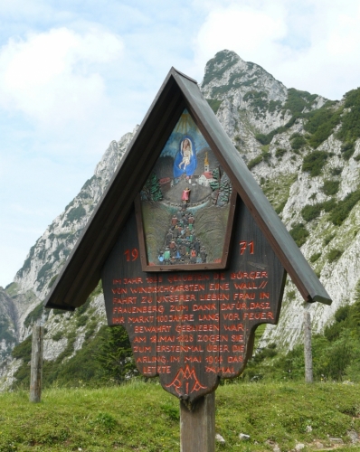 Stará malovaná cedule v sedle pojednávající o tradičních poutích na horu.