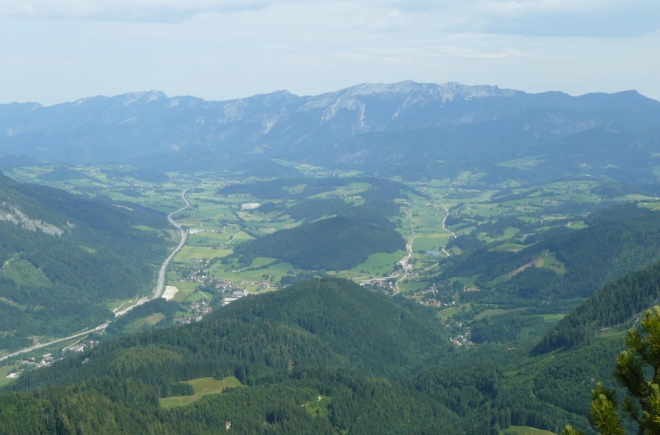 Pohled na sever na hřeben Sengsengebirge (národní park Kalkalpen)