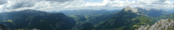 Panorama z Bosrucku, pohled na sever. Zleva Warscheneck, Sengsengebirge a Haller Mauern