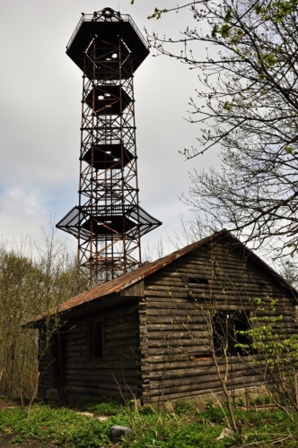 Původně vojenská vyhlídková věž, kde kdysi sídlila i menší rota vojáků Varšavské smlouvy.