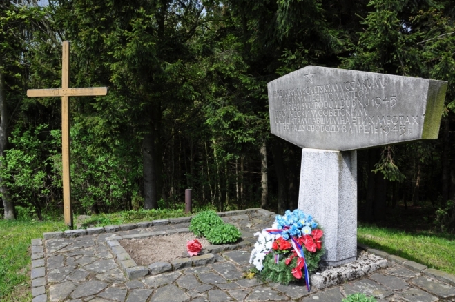 Památník obětem druhé světové války. V BIlých Karpatech probíhaly líté boje. Nedaleko odsud u Výškovce je několik pomníčků letcům sestřelených bombardérů US army.