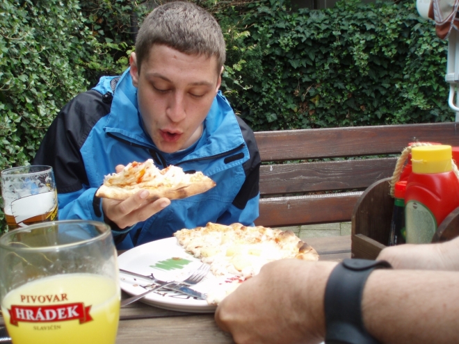 V pizzérii.