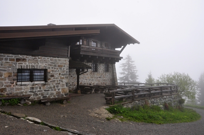 Horská chata pod Luzným - Lusenschutzhaus (1 343 m n. m.) je jen 50 výškových metrů pod vrcholem. Rádi se uvnitř zotavíme a dosušíme.