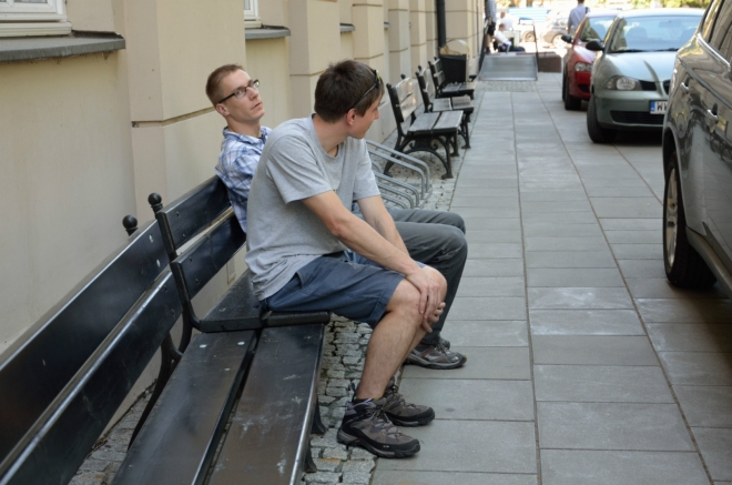 Zevlování číslo dva – stín nám nyní poskytuje Varšavská univerzita a její parky, bonusem je volně dostupné sociální zařízení a pitná voda.