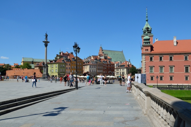 Po druhé hodině vstupujeme do nejcentrálnějšího centra. Na fotce Zámecké náměstí (Plac Zamkowy) se zámkem.