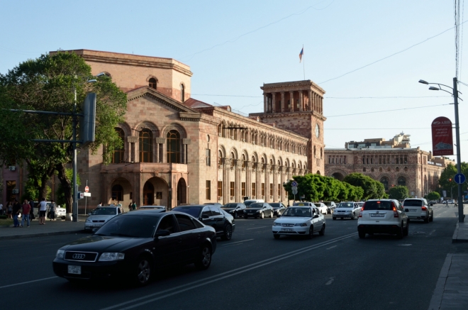 U metra jsme počkali na Ivu a teď se blížíme k samotnému náměstí Republiky, jež je skutečným centrem Jerevanu. V budově v popředí sídlí ministerstvo financí, vlajka pak označuje sídlo vlády.