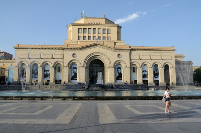 V této budově sídlí Národní galerie a Muzeum historie Arménie (volný překlad).