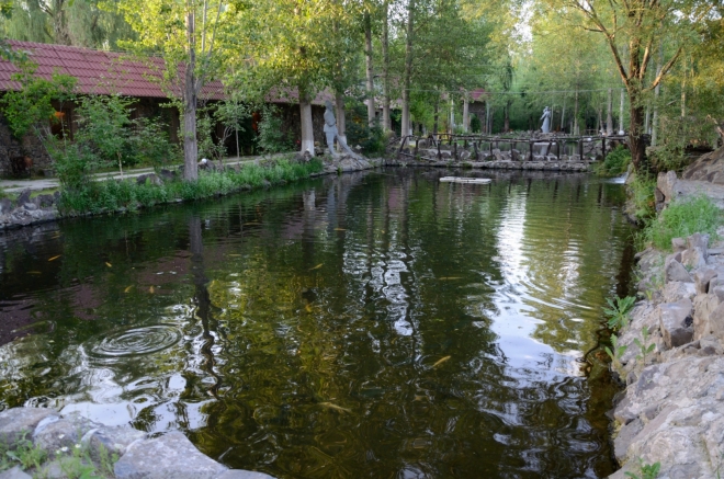 Ve vesnici se nachází výborná restaurace, jež se specializuje na ryby, ale zdaleka ne výhradně. Hosté se mohou procházet po chodnících mezi četnými rybníčky a chované ryby pozorovat. Kromě hostů se zde prochází také různé druhy kachen a podobná zvířata.