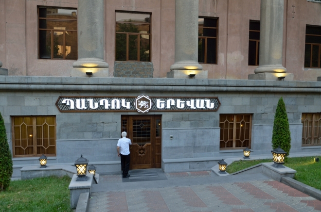 Restaurace zvenku. Nápis zvenčí lze přepsat jako „pandok yerevan".