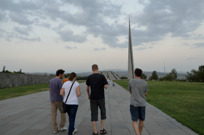 Nyní se blížíme k samotnému památníku, zbudovanému v roce 1967. Z dálky mu dominuje 44 metrů vysoký obelisk.