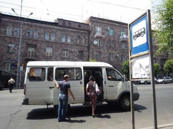 Městská hromadná doprava v Jerevanu je zajišťována podobnými maršrutkami. Turistům našeho typu se ale mnohem více vyplatí využívat taxíky (použitelnost a integrovanost zdejšího MHD je prý s Prahou neporovnatelná).