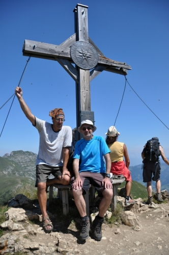 Je vidět, že jsem si na tento výlet vyšel jen tak nalehko. Trekové sandálky nevadily, přesto jsem od nich dobudoucna ustoupil. Horší bylo, že jsem na pokoji zapomněl sluneční klapky na brýle a kšiltovku. Před úpalem od ostrého slunce mě uchránila Koktejlová šála, kterou mi nezištně zapůjčila Jitka.