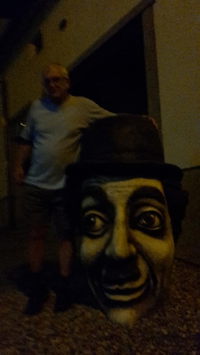 Při noční pouti Žďárem jsme potkali Charliho Chaplina... Pro šťouraly - to je ta velká hlava dole