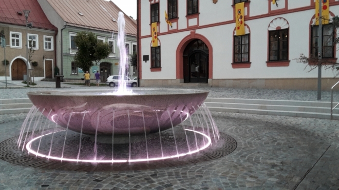 Kašna Pěti pramenů na nám. Republiky symbolizuje pět řek, které pramení ve Žďárských vrších. Jsou to Sázava, Svratka, Oslava, Doubrava a Chrudimka.