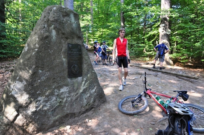 Další památník je zasvěcený NPR Žákova hora.