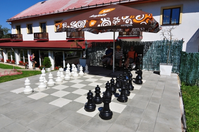 Na oběd se stavíme v Třech Studních v restauravi U Loubů. Šachové figurky nás lákají, vždyť jsme všichni čtyři šachisté...