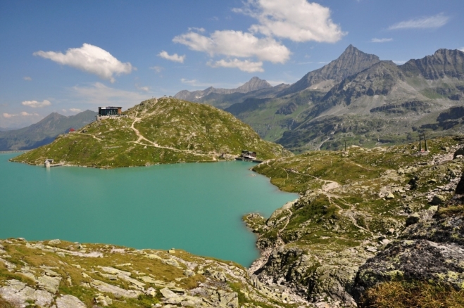 Jezero Wießsee je barvou spíš Greensee. Ke Grünsee nás ale čeká ještě pár hodin sestupu.