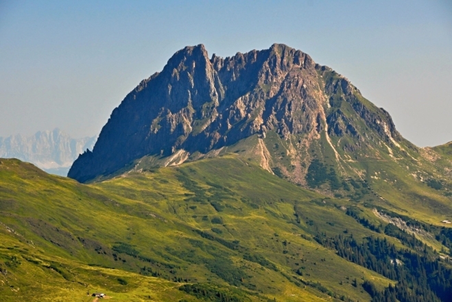 Za ním je tento skalnatý, nepřístupně vyhlížející vrchol.