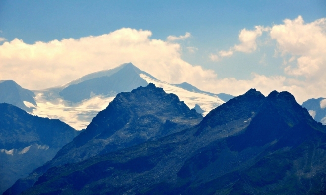 Na opačné straně údolí Salzachu vynikají vysoké hory s čtvrtou nejvyšší horou Rakouska Großvenedigerem (3 666 m n. m.).