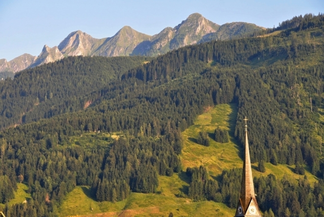 Večerní foto Tří bratrů z naší terasy, kde po večerech relaxujeme až do hluboké tmy.