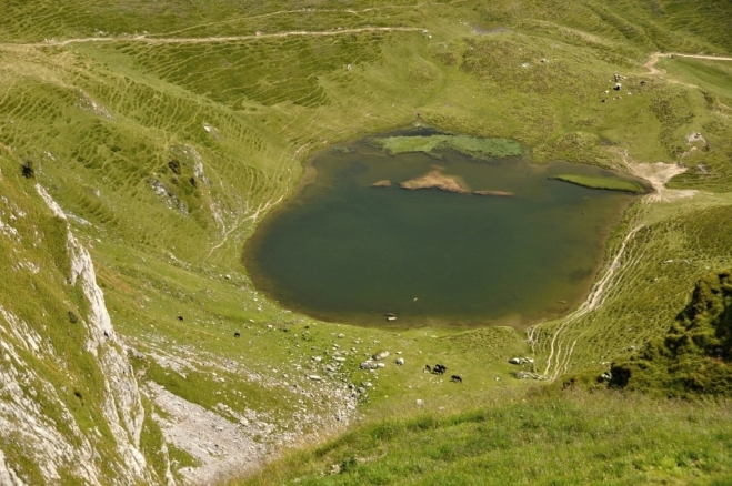 Jezero dole nás láká a nakonec po kratší úvaze k němu sestupuji se zlivskou Marií. Alespoň se dovím, co je nového v mém rodném městečku.