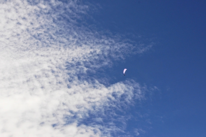 Nálet paraglidisty.
