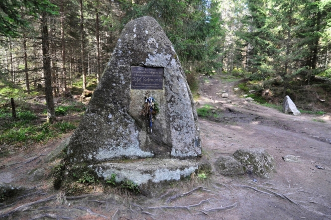 Památník věnovaný staviteli Schwarzenberského kanálu Josefu Rossenauerovi.