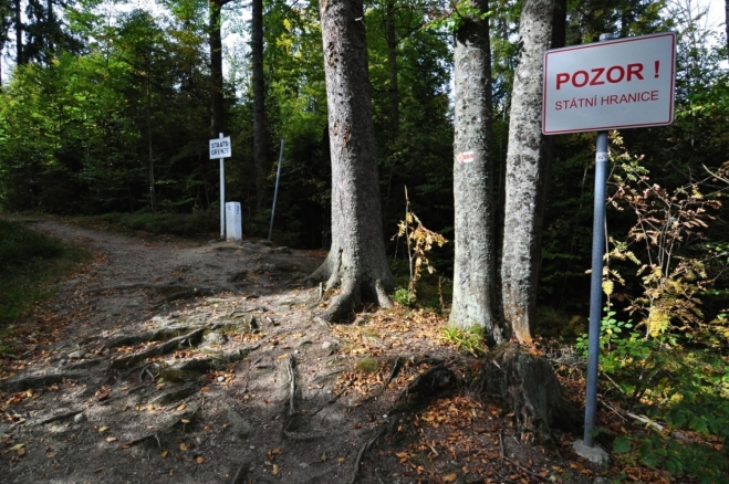 Stezka od Nového Údolí vede kolem hranice.