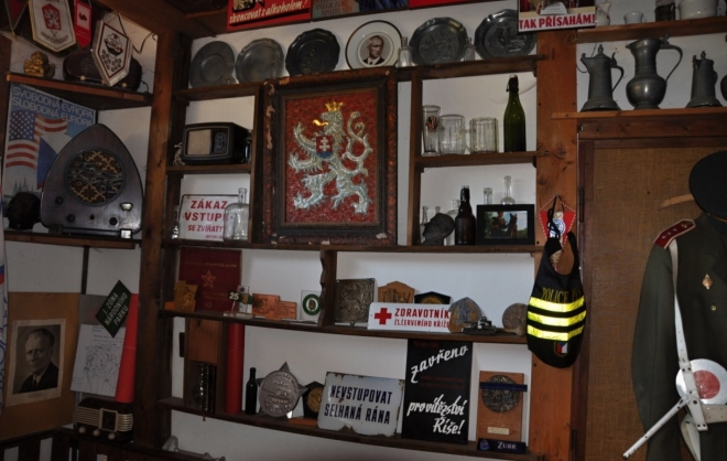 Tyto artefakty dnes vzbuzují jen úsměvy, ale vězte, že v té době, kdy cedule platily, zde šlo mnohdy o krk. S buzerací pohraniční stráže jsme se na vandrech v okolí Černého kříže setkávali kdysi běžně v 80tých letech i my.