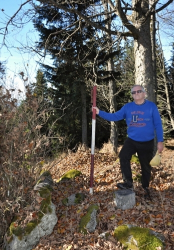 Modrého skřítka jménem Václav jisté již znáte. Objevuje se znenadání na všech vrcholech Česka, které, byť o pouhý metr, převyšují tisícimetrovou hranici.