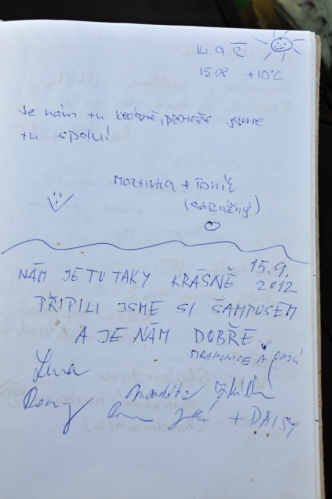 Nečekal jsem, že po třech letech ještě najdu ve vrcholové knize náš zápis z oslavy nejkulatějších narozenin Leny a Romana. Zdá se mi to tak strašně dávno, jako by to nebyla ani pravda. Maže snad můj mozek všechny stopy po ukončeném vztahu? Několik tisíc společně našlapaných kilometrů, tisíce fotek, vše jako by náhle zmizelo. Zbyl jen hluboký smutek...