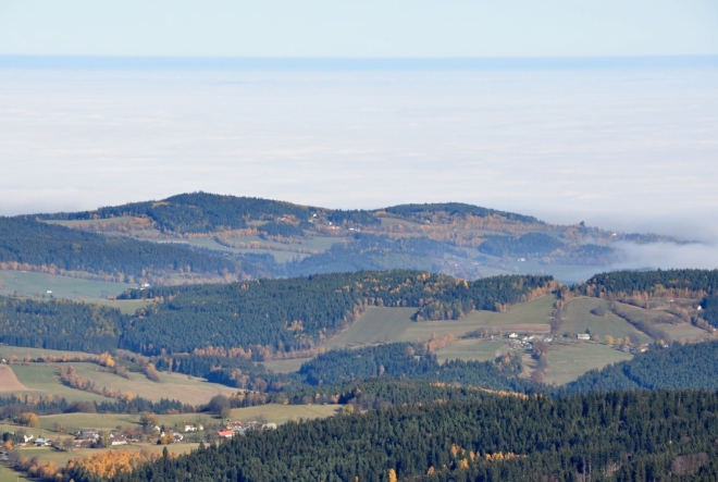 Škarez, vzadu v kopcích u Bělče (922 m n. m.) Mojkov.