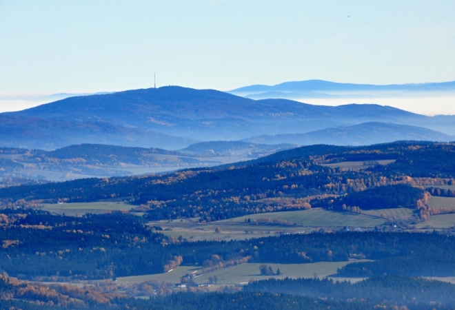Kleť, vzadu čouhá Vysoká (Novohradské hory).