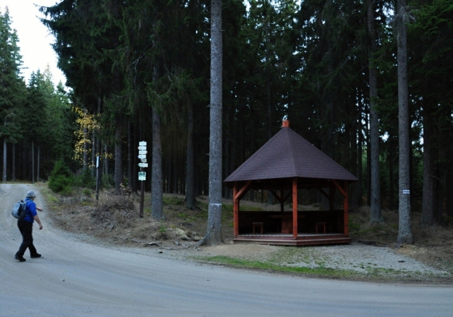 U rozcestí Na Křížkách Venca kontroluje čas. Poslední vrchol V Oboře (1 006 m n. m.) již nestihneme. Brzy se začne stmívat.