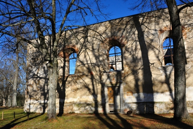 Zřícený kostel v Pohoří na Šumavě byl postaven v roce 1779. Věž propadla střechou kostela do chrámové lodě v roce 1999.