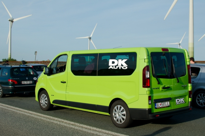 Do fronty na trajekt se zařazujeme ve čtvrt na osm, z naší rezervy tedy zbyla ještě celá hodina.