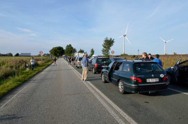 Fronta se však bohužel táhne více než kilometr od přístavu a nyní úplně stojí.