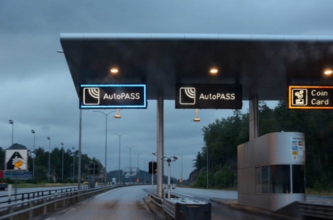 Mýtná brána norského systému AutoPASS. Jak vidíte, v Norsku nás přivítá velkolepý déšť.
