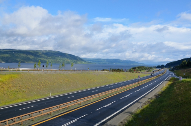 Dálnice nás vede kolem asi 100 km dlouhého jezera Mjøsa, největšího v Norsku.