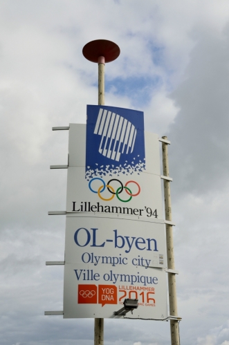 Cedule lákající návštěvníky do olympijského města Lillehammer. Zimní olympiáda se zde konala v roce 1994, v roce 2016 zde pak proběhnou zimní olympijské hry mládeže.