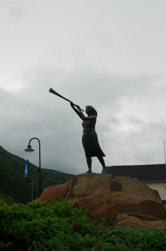 Socha Prillar-Guri (též Pillarguri), norské ženy, která dle tradice sehrála klíčovou roli v bitvě o Kringen počátkem 17. století, když místní obyvatele včas varovala před příchodem skotských žoldáků. Vítězství místních se v Ottě údajně dodnes slaví.