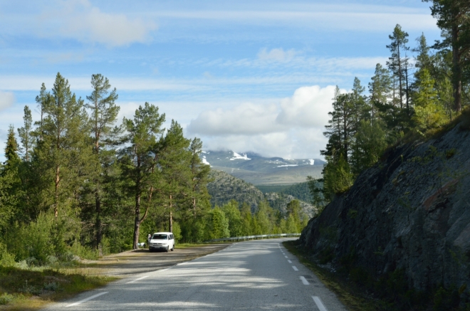 Kdo chce cestovat po Norsku, nesmí se bát serpentin a úzkých silniček. Výjezd na Rondane z Otty je oproti jiným ještě poměrně decentní.