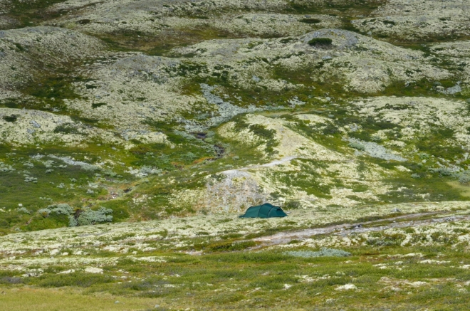 Další dobře schované obydlí. Mimochodem, věděli jste, že v národních parcích a volné přírodě obecně se v Norsku smí stanovat kdekoliv, pokud dodržíte vzdálenost 150 m od nejbližších obytných budov?